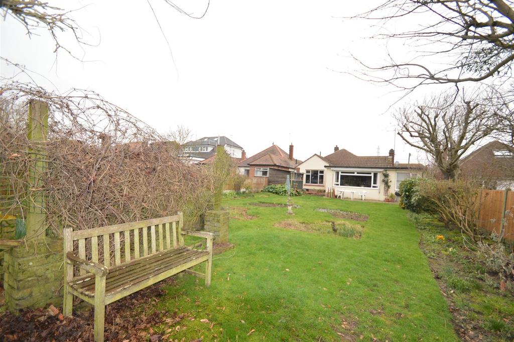 Lingfield Drive, Rochford 3 bed detached bungalow £430,000