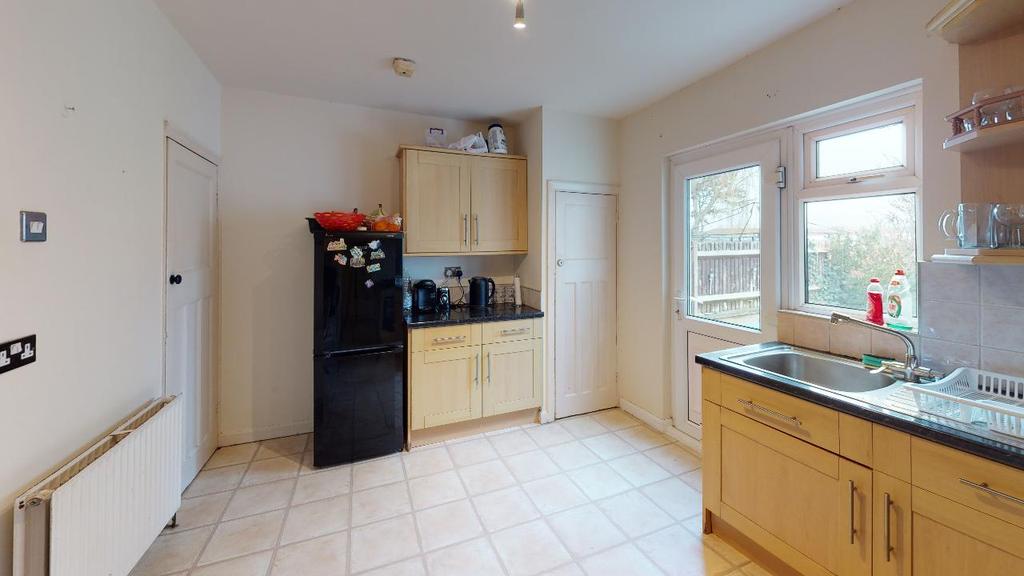 Lovely 3 bed terraced house with garden and off s
