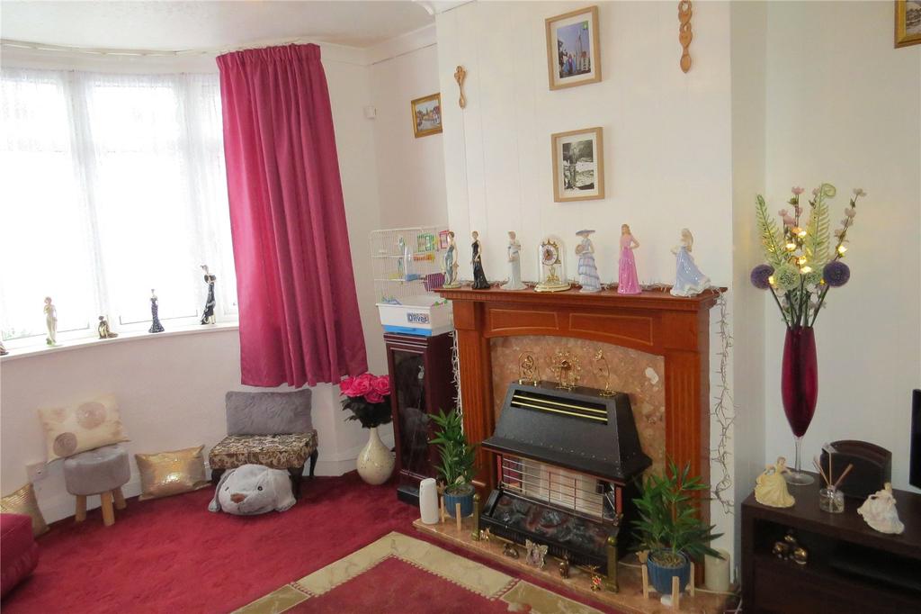 Oxley Moor Road, Oxley, Wolverhampton, WV10 3 bed semidetached house £170,000
