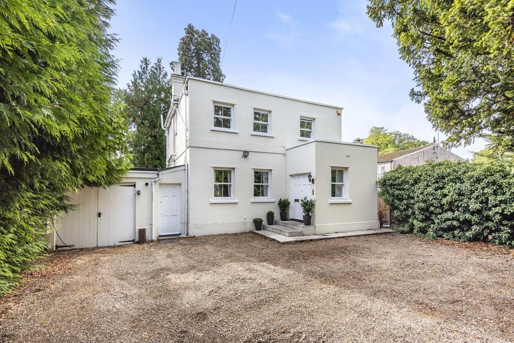 Oatlands Drive, Weybridge, KT13 4 bed detached house £1,500,000