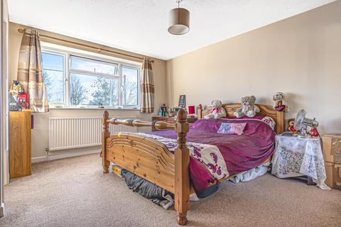 64 Alvescot Road, Carterton, OX18 3JJ