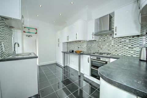 20 Caversham Avenue, London, N13 4LN