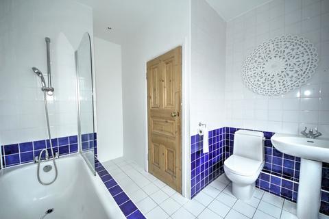 20 Caversham Avenue, London, N13 4LN