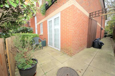 2 bedroom flat for sale, OVER 60S ONLY. Green Lanes, London, N21