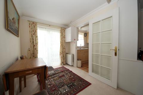 2 bedroom flat for sale, OVER 60S ONLY. Green Lanes, London, N21