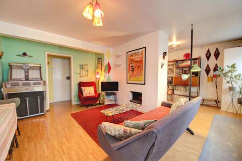 3 Waterfall Close, London, N14 7JR
