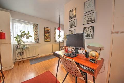 3 Waterfall Close, London, N14 7JR