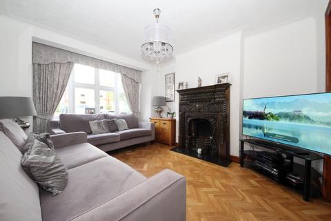 3 Coombe Corner, London, N21 3PE