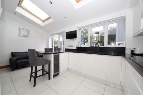 3 Coombe Corner, London, N21 3PE