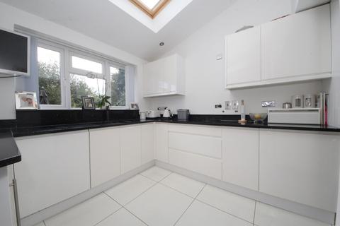 3 Coombe Corner, London, N21 3PE