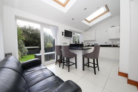3 Coombe Corner, London, N21 3PE