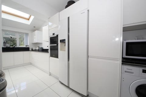 3 Coombe Corner, London, N21 3PE