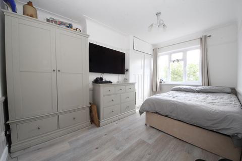 3 Coombe Corner, London, N21 3PE