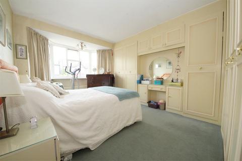 7 Raith Avenue, London, N14 7DU
