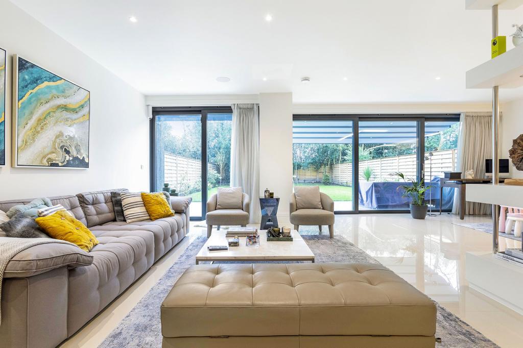 The Park Golders Hill NW11 6 bed detached house £19,500 pcm (£4,500 pw)