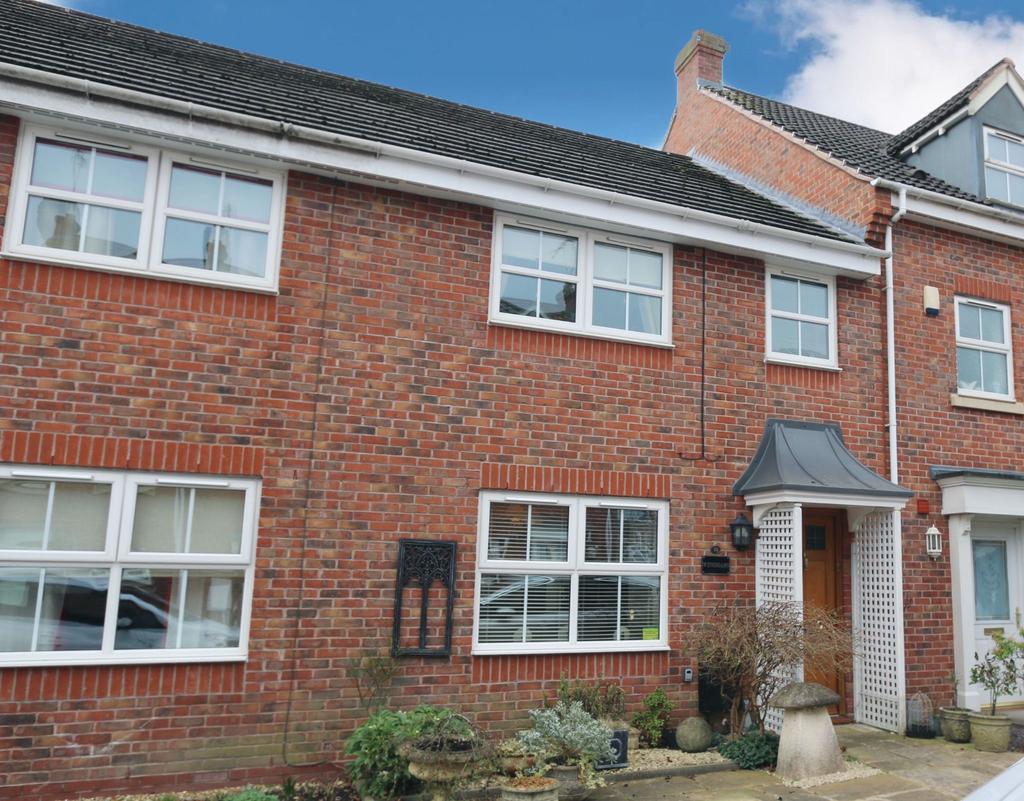 Station Road, Alcester, B49 3 bed terraced house £265,000