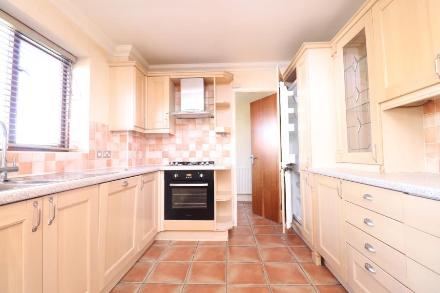 WOODHALL PARK AVENUE, STANNINGLEY... 4 bed detached house £1,800 pcm