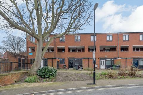 102 Stoneycroft Close, London, SE12 0SL