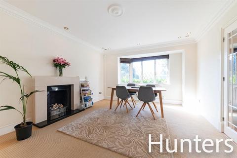 12 Royal Avenue, Worcester Park, KT4 7JE