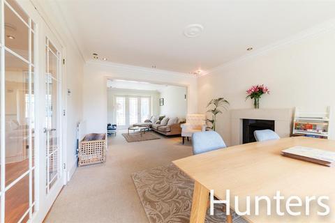 12 Royal Avenue, Worcester Park, KT4 7JE