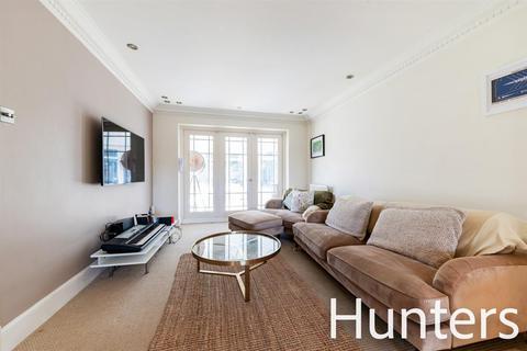 12 Royal Avenue, Worcester Park, KT4 7JE