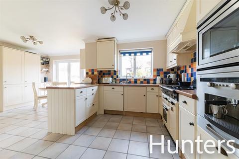 12 Royal Avenue, Worcester Park, KT4 7JE