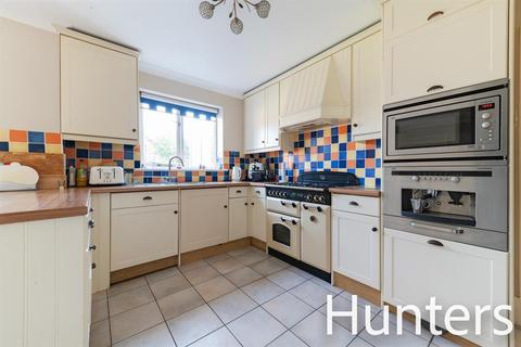 12 Royal Avenue, Worcester Park, KT4 7JE