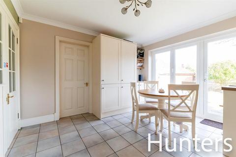 12 Royal Avenue, Worcester Park, KT4 7JE