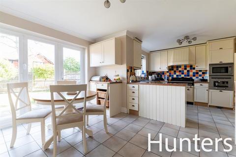 12 Royal Avenue, Worcester Park, KT4 7JE