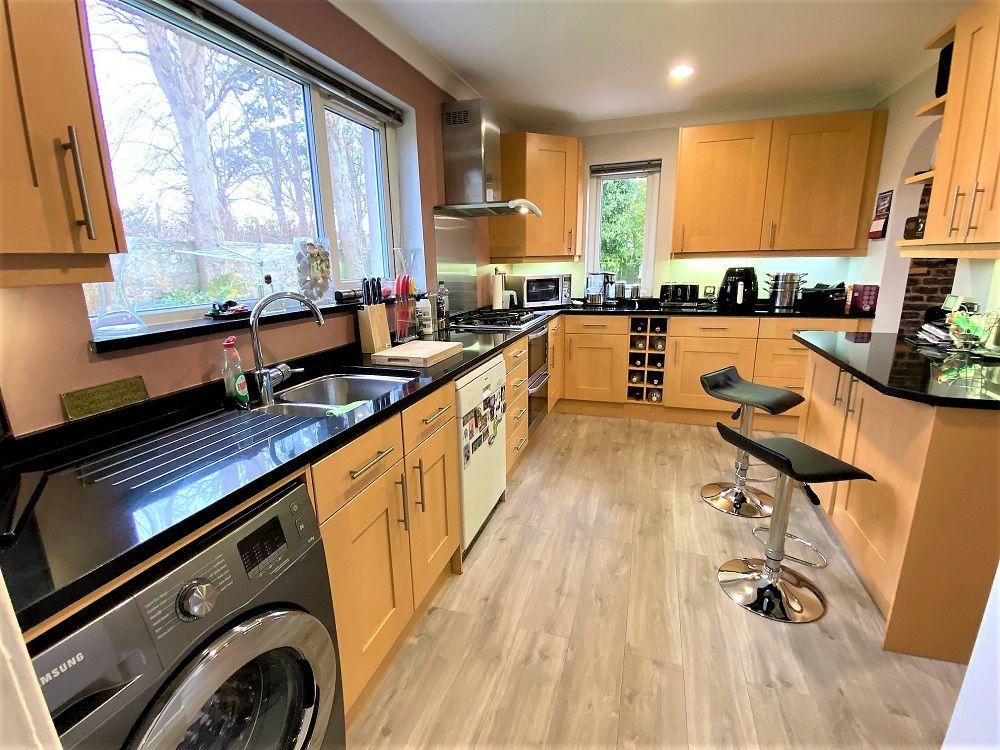 12 Afton Grove, Dunfermline, KY11 4LE 4 bed detached house £359,950