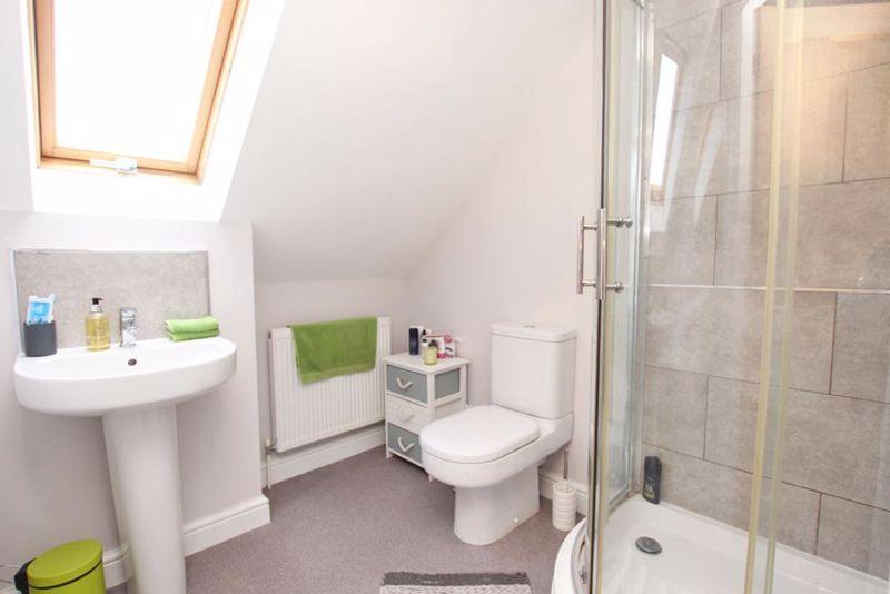 En suite bedroom 2