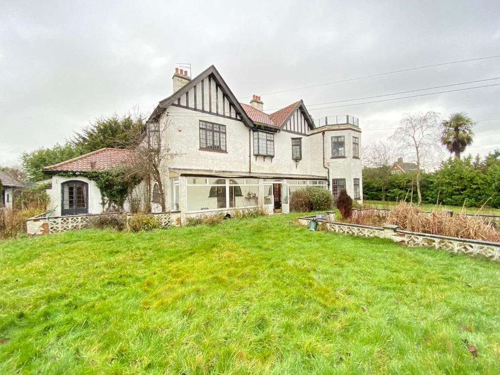 Cotmer Road, Lowestoft, Suffolk, NR33 5 bed detached house £799,950