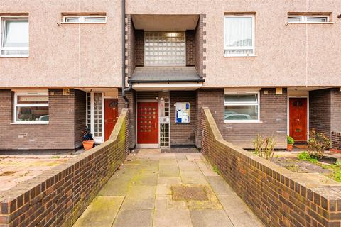 4 bedroom flat for sale, Cheval Street, London, E14