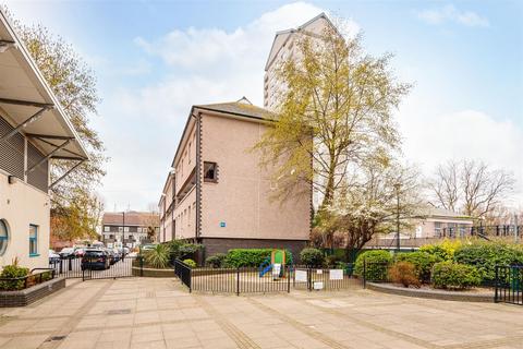 4 bedroom flat for sale, Cheval Street, London, E14