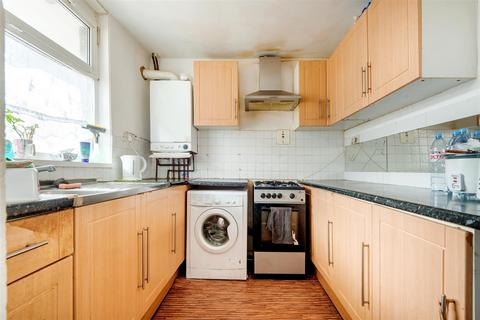 4 bedroom flat for sale, Cheval Street, London, E14