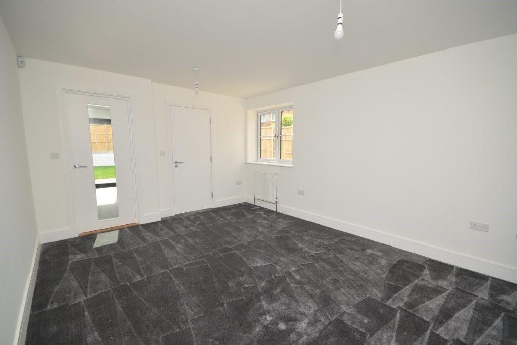 1 bed studio rainham (5).jpg