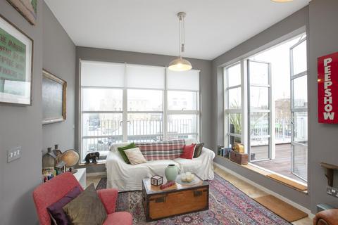 Flat 4, 1a Bethwin Road, London, SE5 0SJ