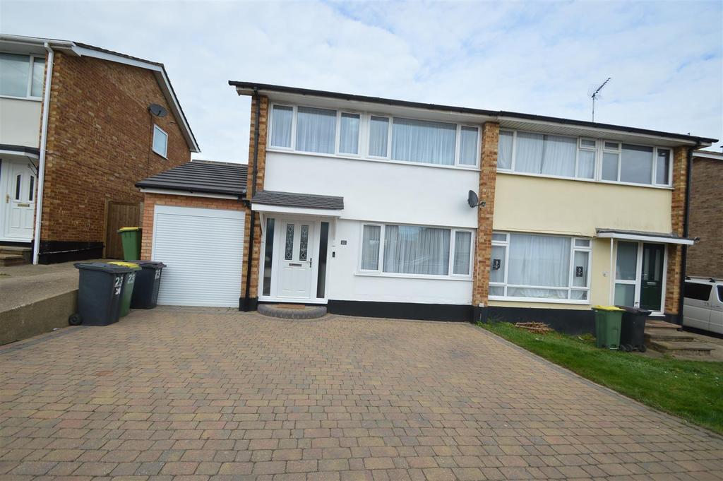 Coombes Grove, Rochford 3 bed semidetached house £350,000