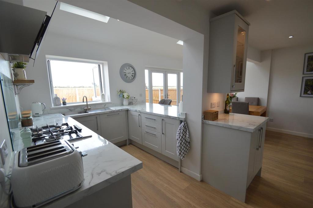 Coombes Grove, Rochford 3 bed semidetached house £350,000