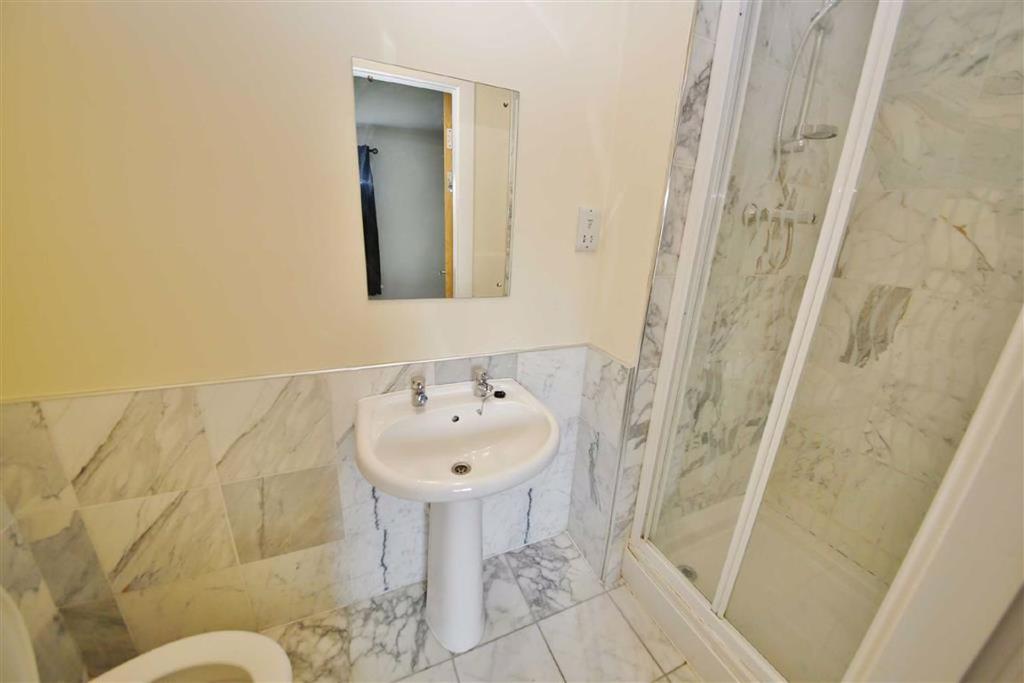 En suite shower room/wc