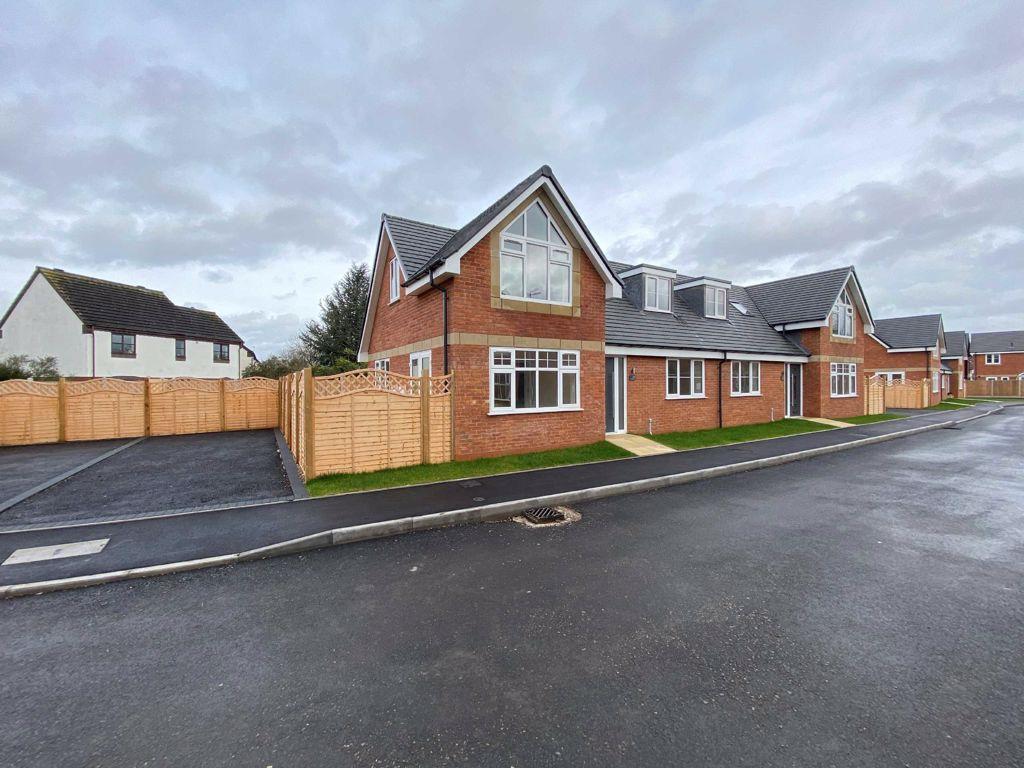 24, Amina Gardens, Bradmore... 3 bed detached bungalow £1,100 pcm (£