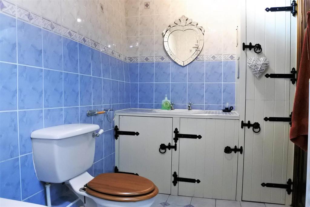High Road, Manthorpe, Grantham 2 bed cottage for sale £225,000