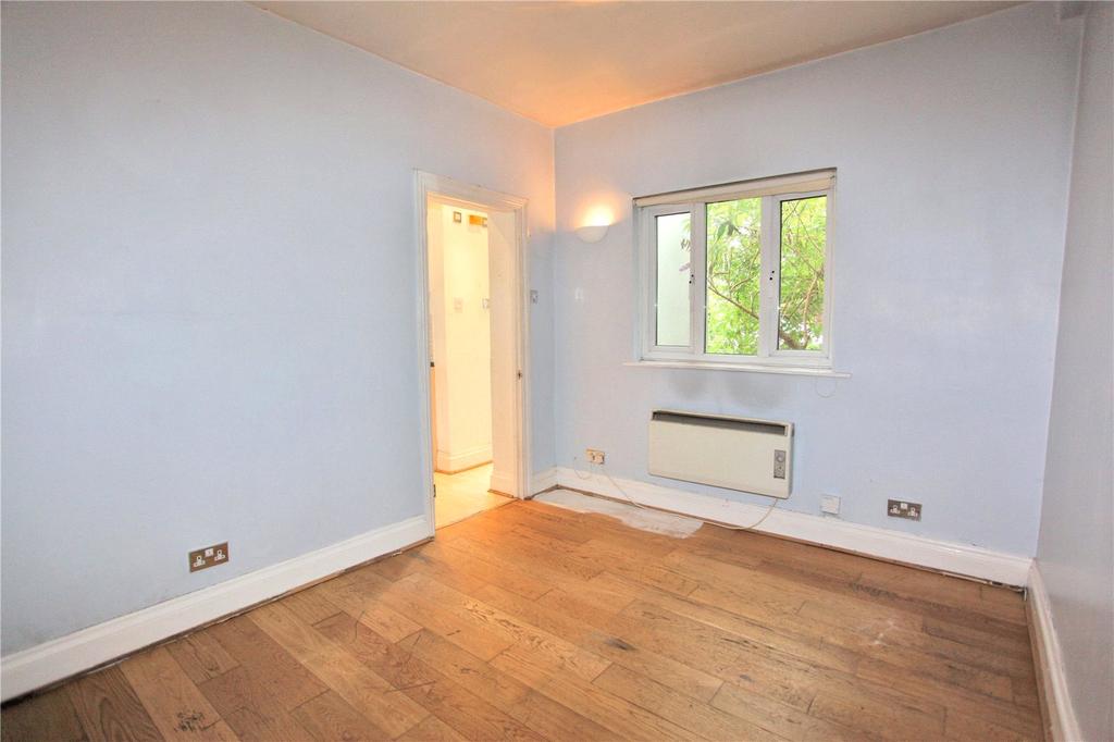 Cleveland Road, South Woodford... Studio £800 pcm (£185 pw)