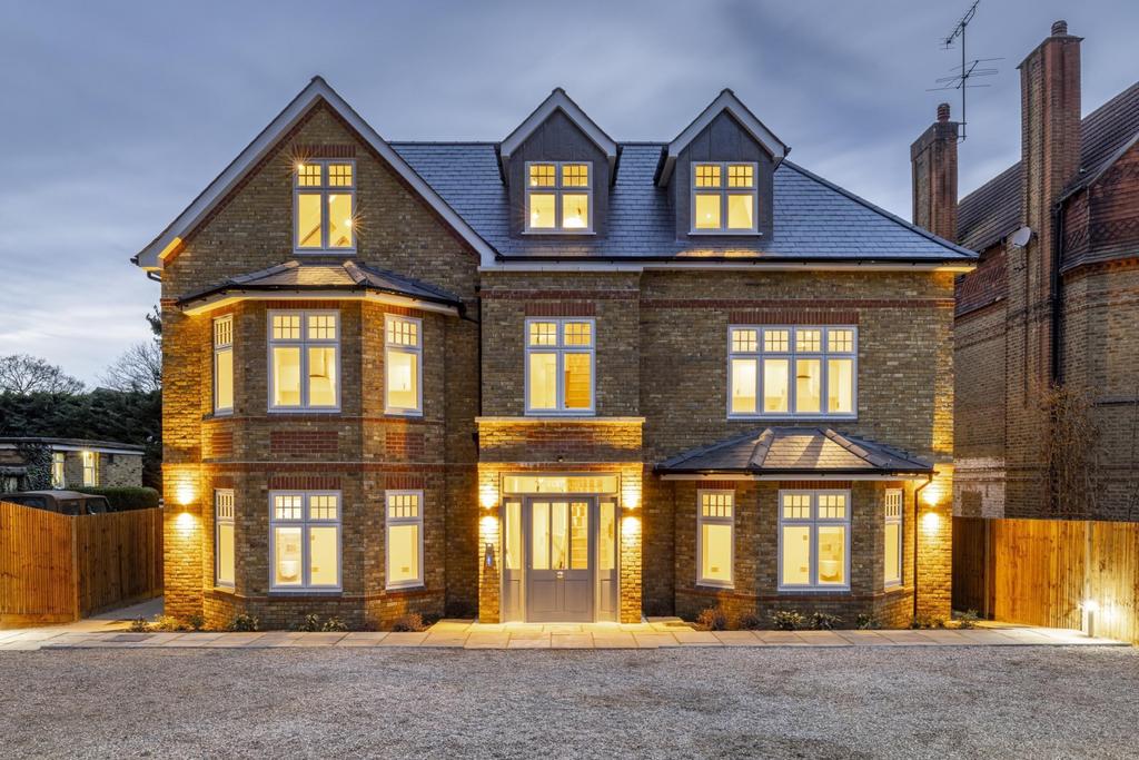 St Mary's Road, Surbiton, KT6 2 bed flat £600,000