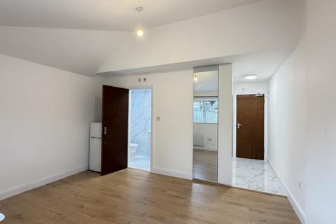 Studio to rent, Chapter Road, Dollis Hill, NW2