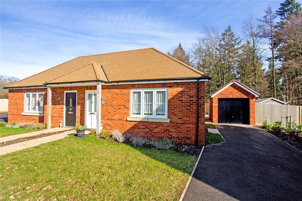 Holland Drive, Medstead, Alton, Hampshire, GU34 2 bed bungalow £375,000