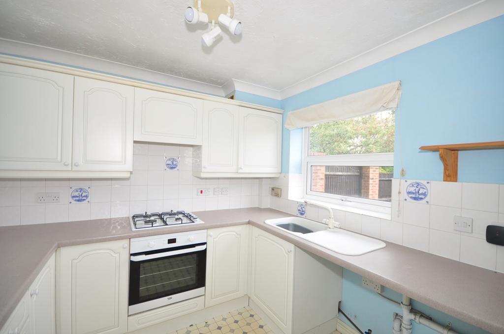 Redwood Grove Havant PO9 3 bed semidetached house £950 pcm (£219 pw)