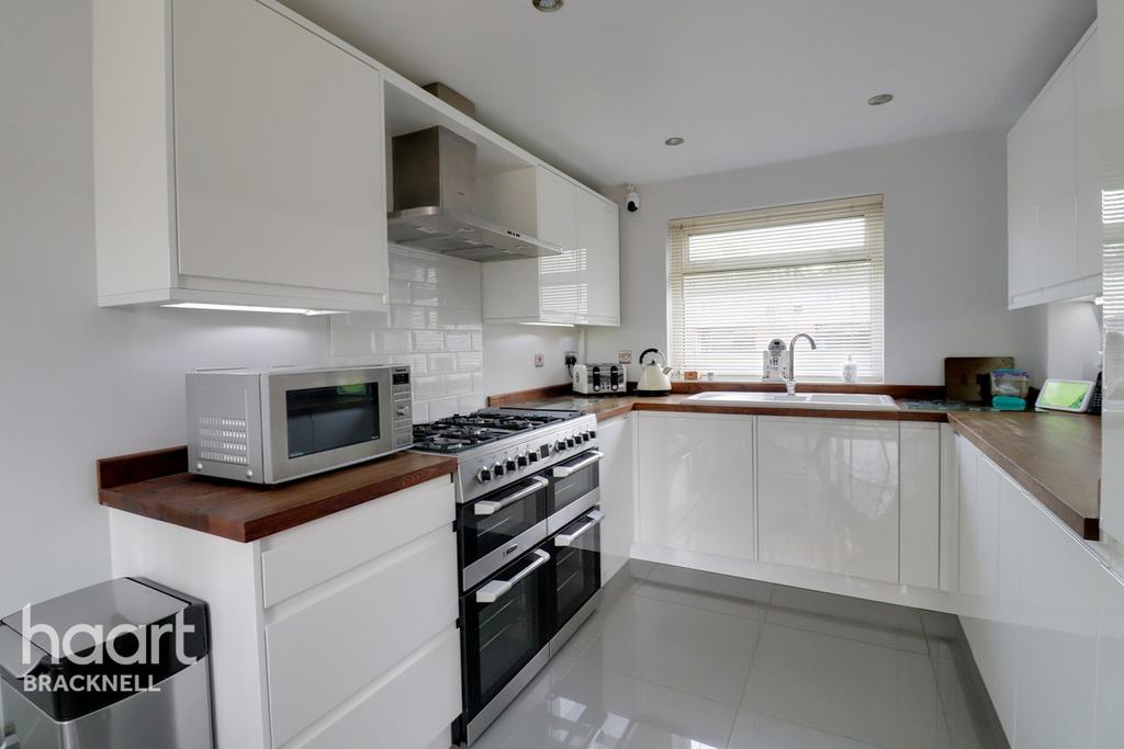 Aysgarth, Bracknell 4 bed terraced house £350,000