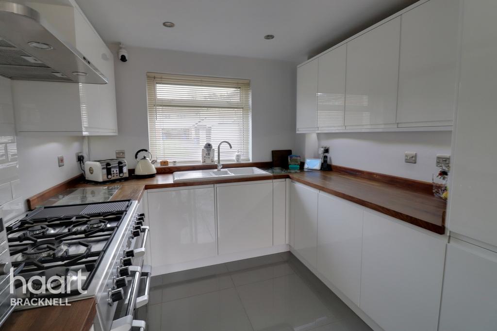 Aysgarth, Bracknell 4 bed terraced house £350,000