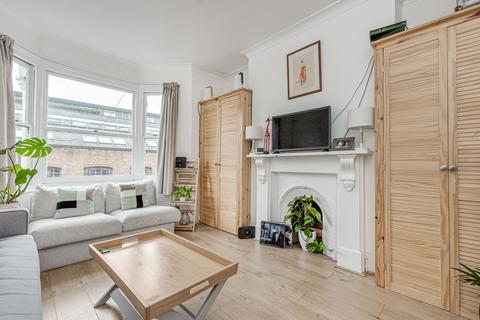 3 bedroom flat to rent, Warriner Gardens, London